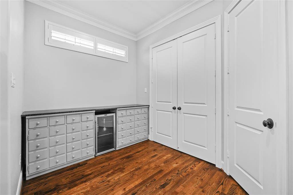 breakfast nook with built in bar area