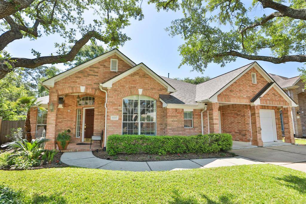 Welcome to your dream home! Stunning Home! This move in ready property is definitely worth checking out. Call your Realtor Today! And if you have one I can help!