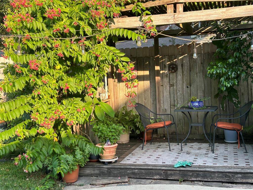 This picture is from the owners. There is a vine that grows every year around the wood of this cozy spot. Its starting to bloom now. When its fully bloomed this is what it looks like. Its called Rangoon Creeper. You're in for a real treat with this beauty!