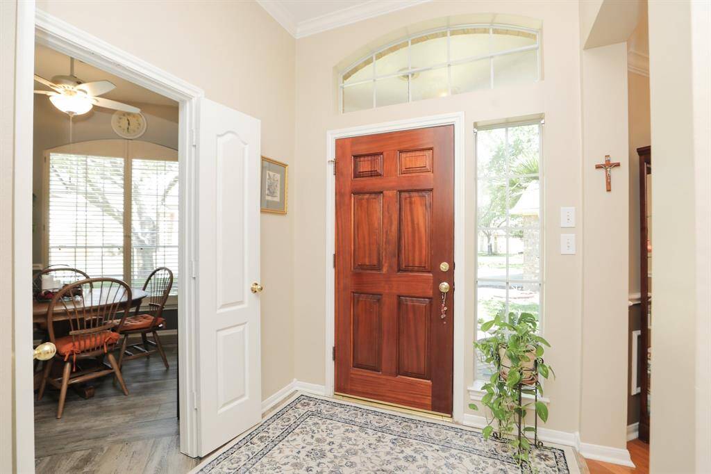 Nice Entry way as you walk in the formal dining is to the left and the breakfast area to your right.