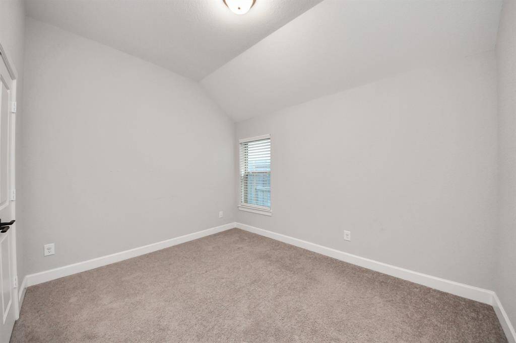 Secondary bedroom.