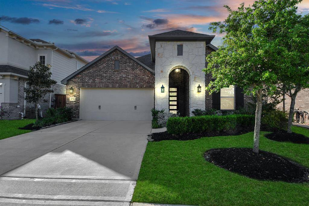 Illuminated by stylish wall lights, the entrance offers a welcoming atmosphere.