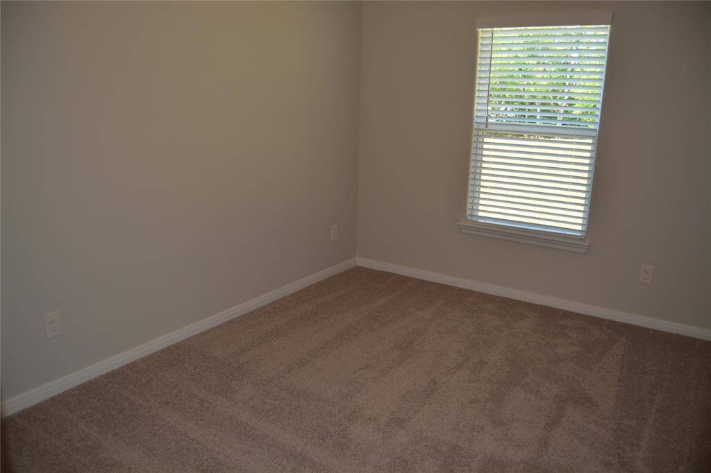 Second bedroom with a view to the backyard