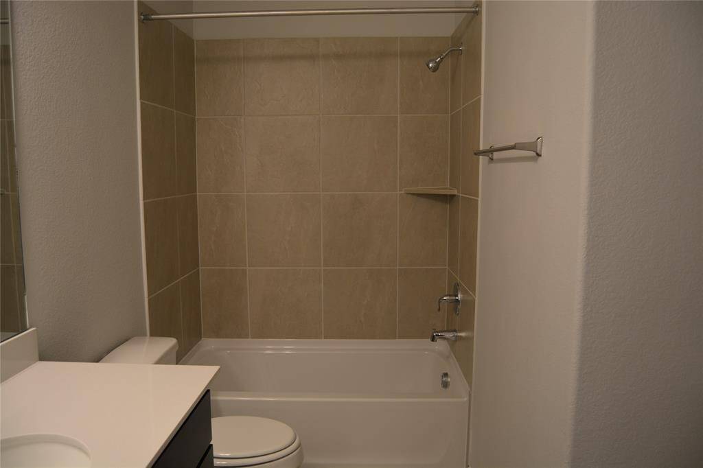Primary bedroom has en suite bathroom