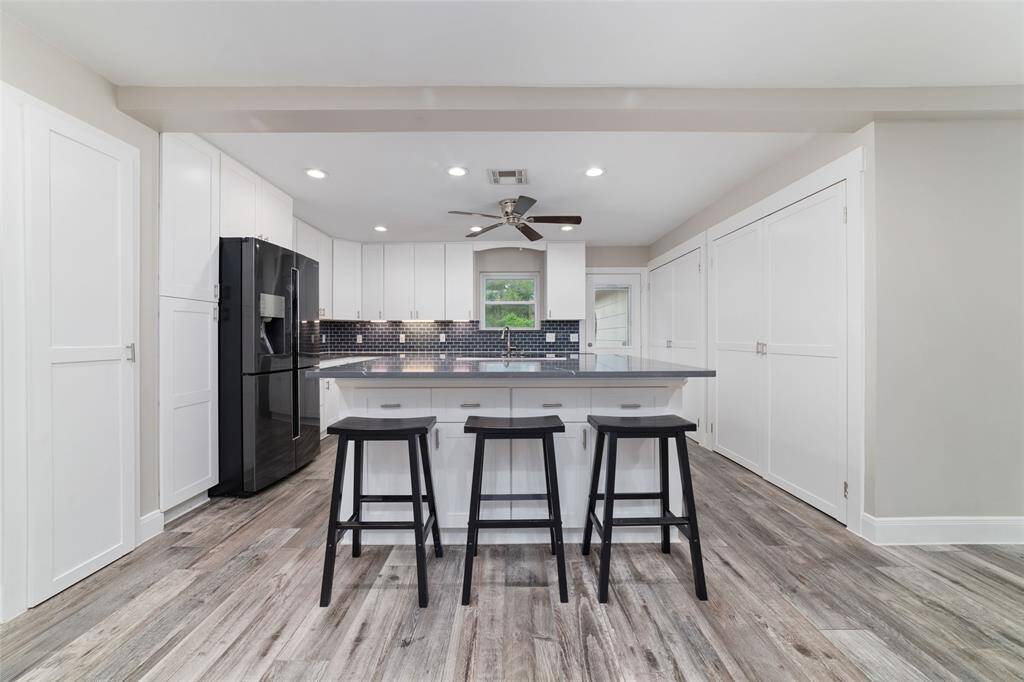 Convenient breakfast bar seating