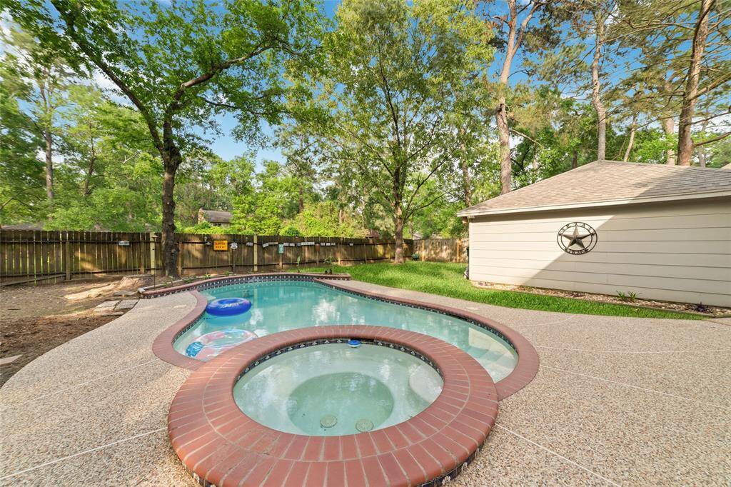 Pool and hot tub for relaxing evenings