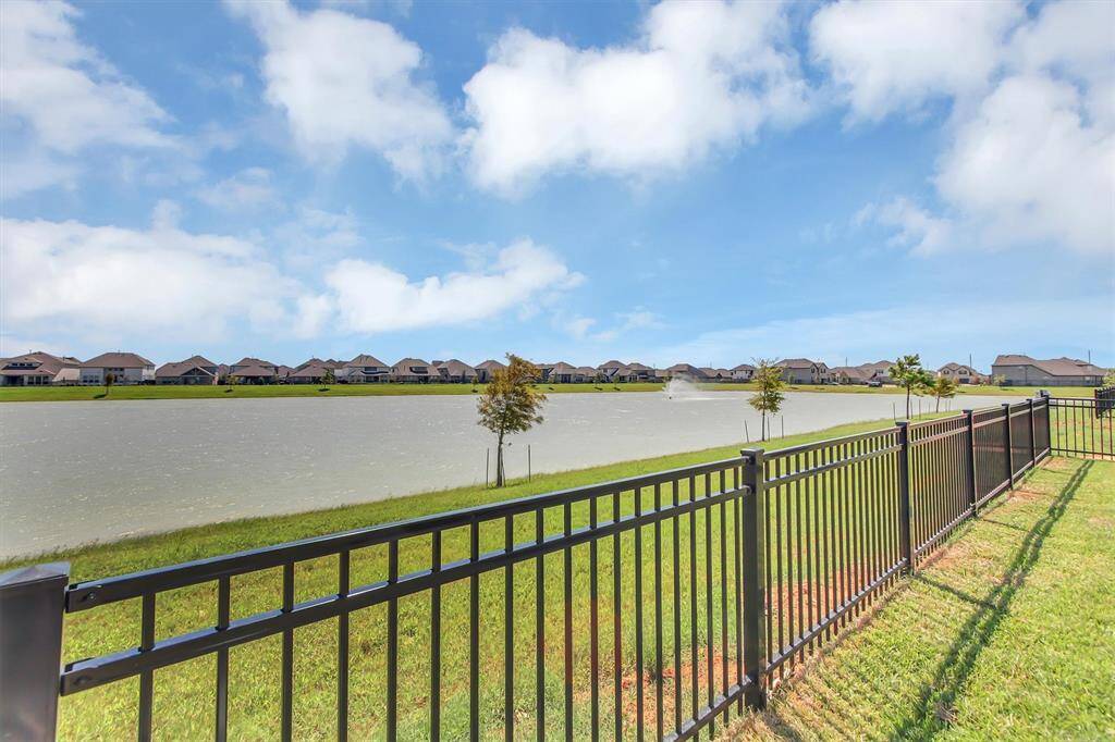 Beautiful lake view from your own Patio.