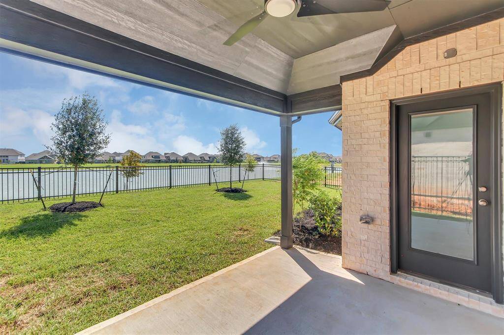 Covered patio with Fan!