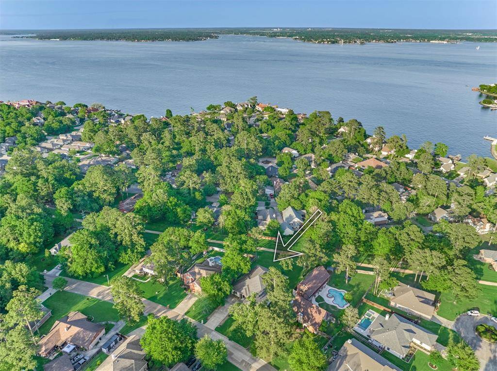 Located just a few blocks from the shores of Lake Conroe, this home offers convenient access to lakeside living. Residents of Walden enjoy exclusive amenities, including two private boat ramps for easy and direct lake access.