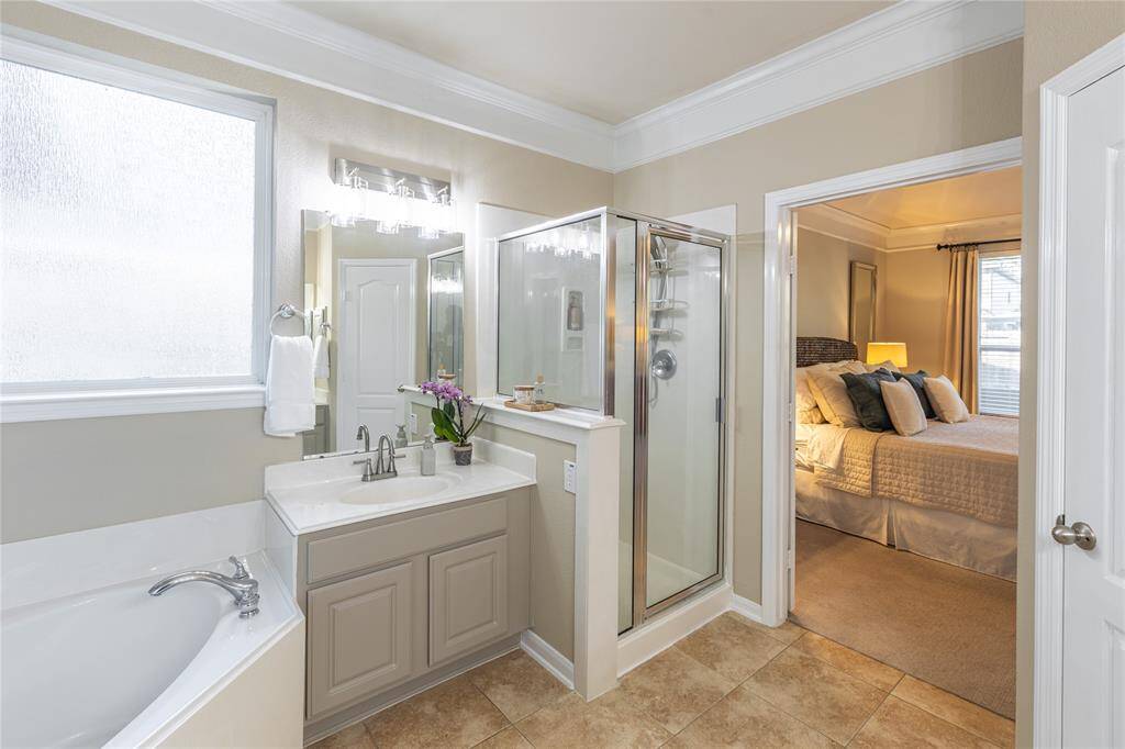 Separate sink areas in primary ensuite