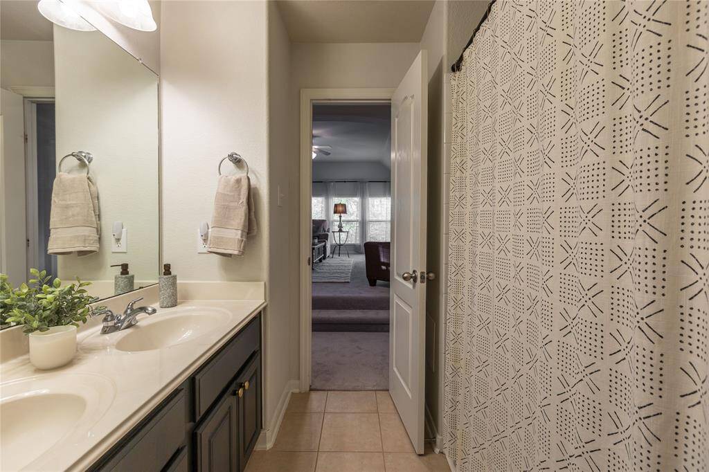 Secondary bath with two sinks
