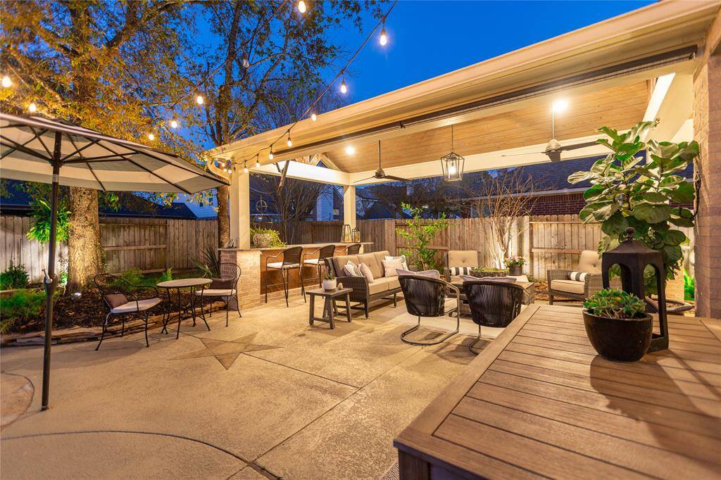 Enjoy the outdoor space from morning to night!