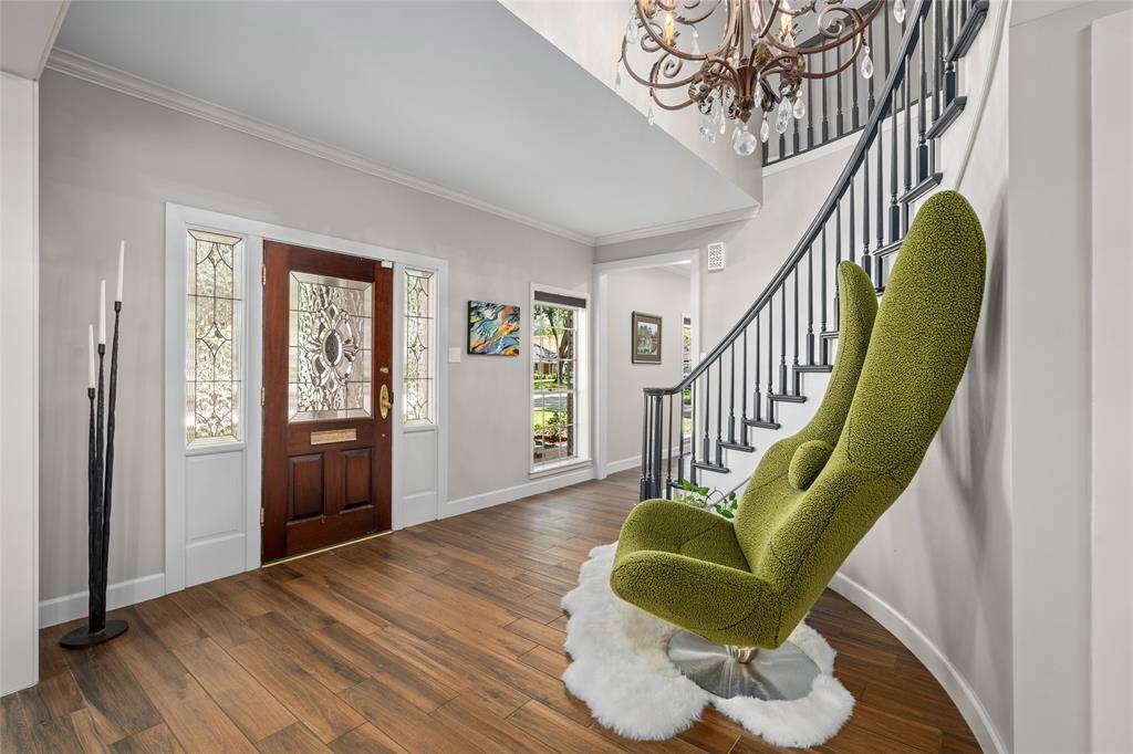Bright and open entry with a modern vibe. 9' ceilings throughout the first floor.