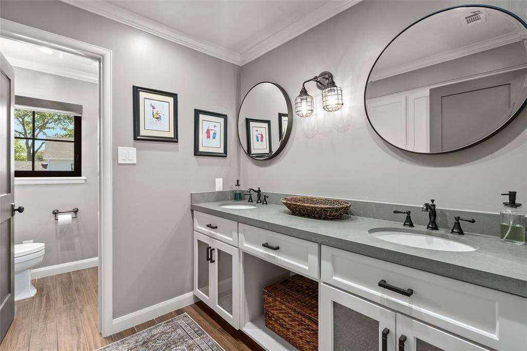Hall bath with shower/tub combo