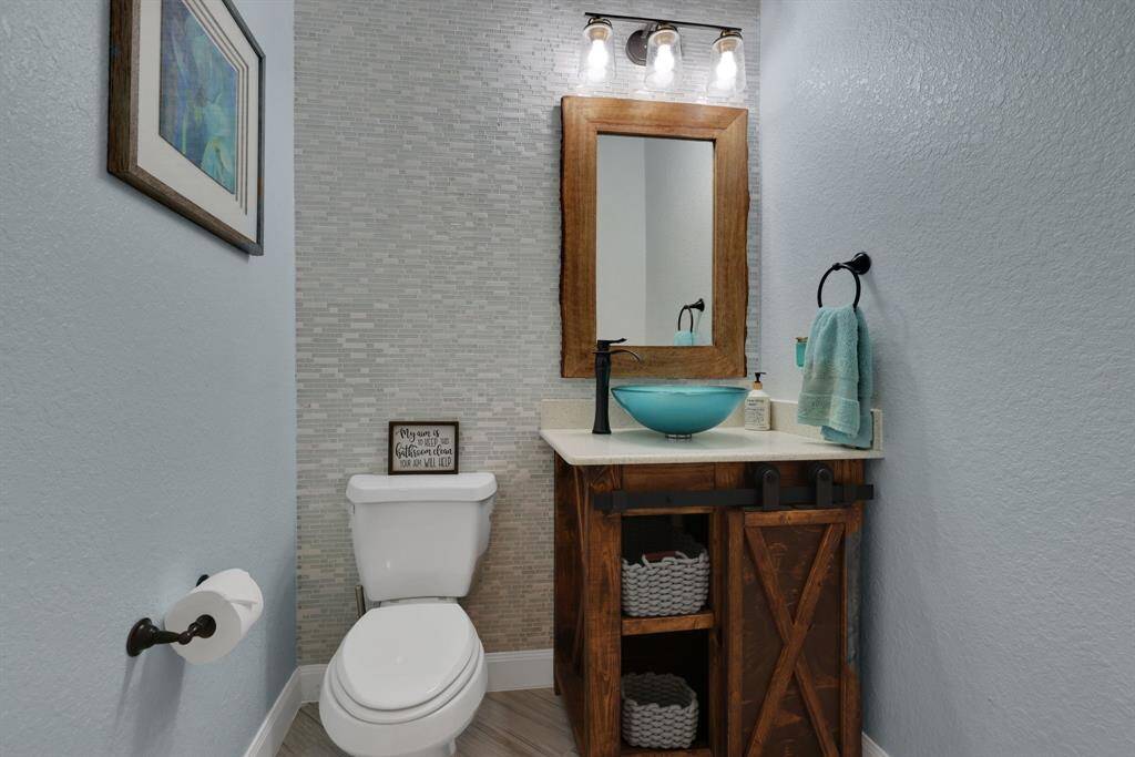 Powder bath off entryway