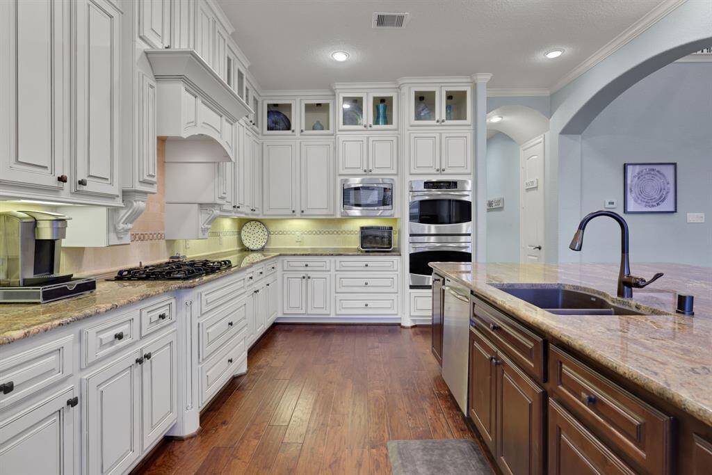 Large gourmet kitchen
