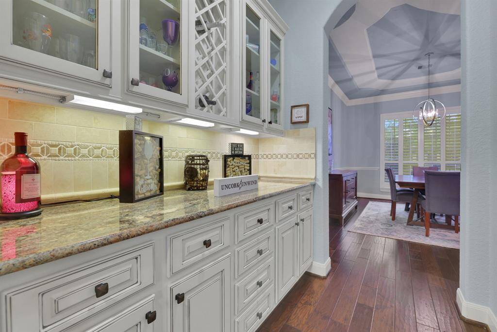 Butlers pantry leading to dining room