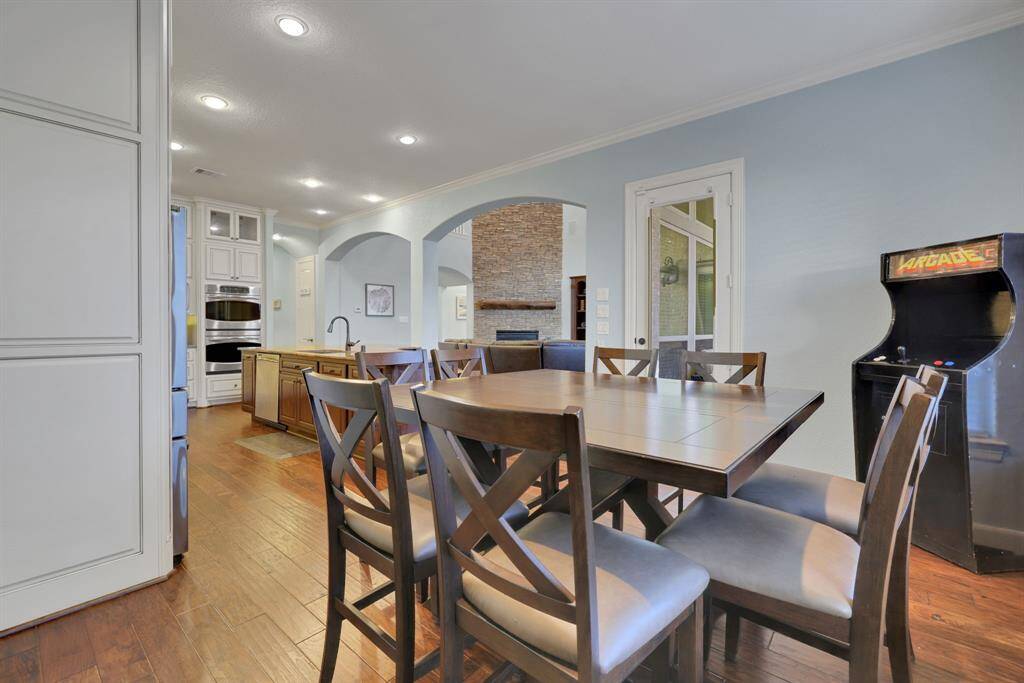 Large breakfast area overlooking pool area