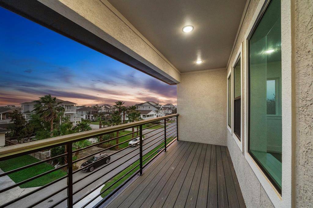 Spacious balcony offering stunning views of Oahu St.