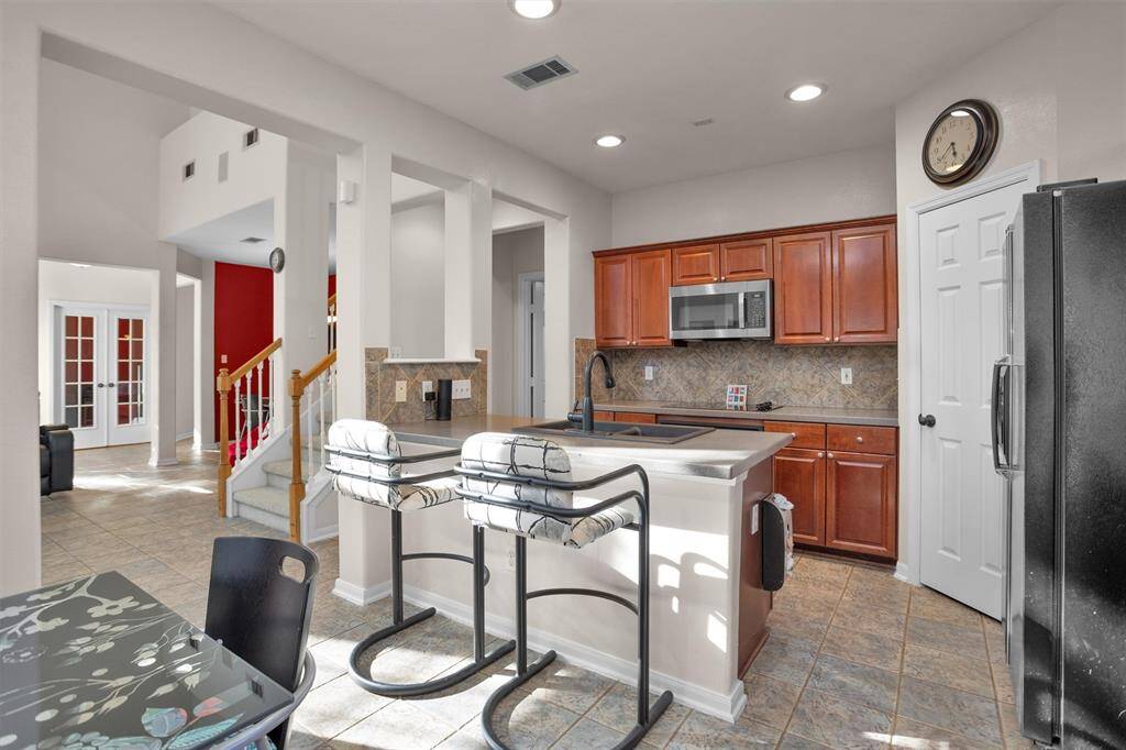 Nice breakfast bar gives additional seating in the kitchen