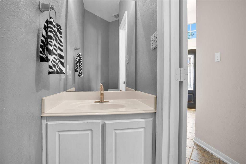 1/2 bath downstairs