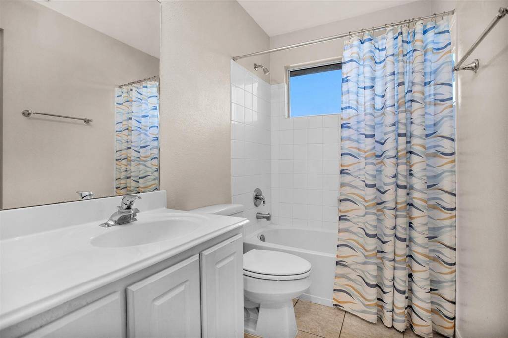 Upstairs guest bathroom