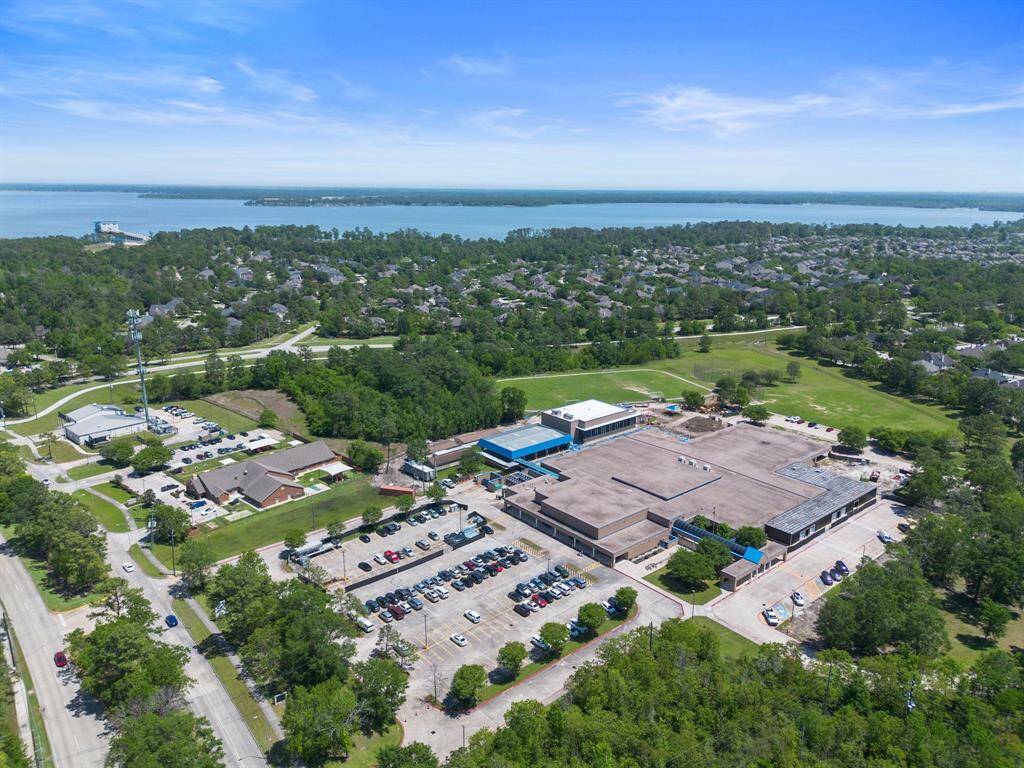 Excellent location near local schools with easy access to the lakefront, ideal for families seeking convenience and outdoor recreation.