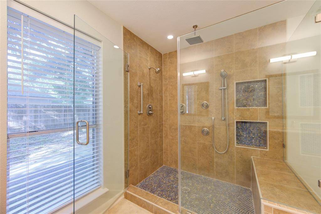 Primary bath with large walk-in shower & 3 shower heads.