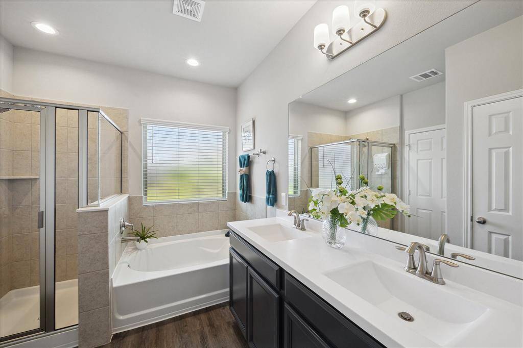 En Suite bathroom with soaker tub, separate shower, and dual sinks.