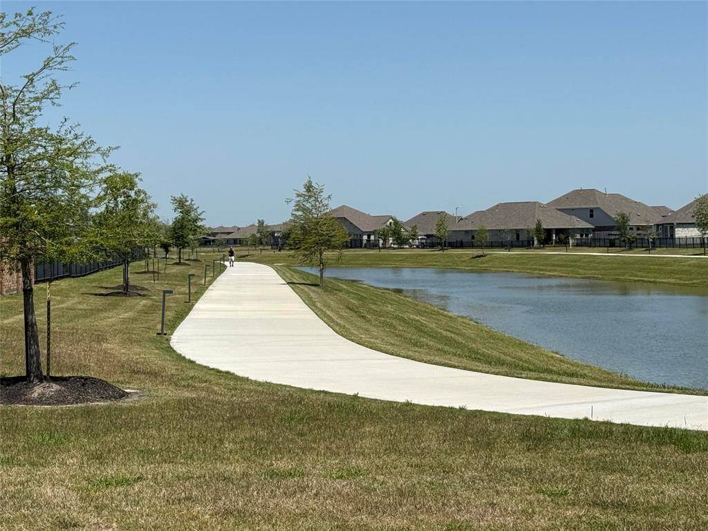 Wide jogging paths with room for golf carts!