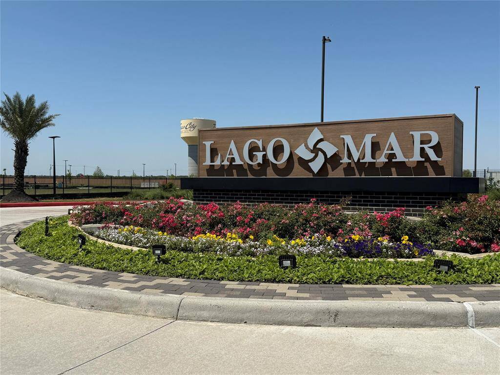 Lago Mar - This Community has it all!
