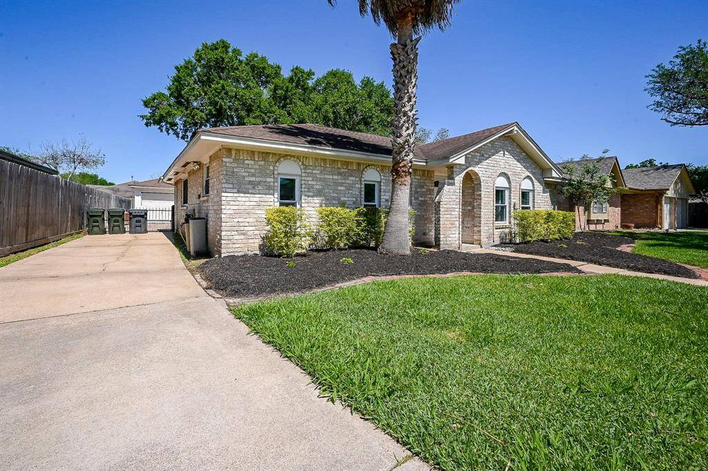 A long driveway offers ample parking space.