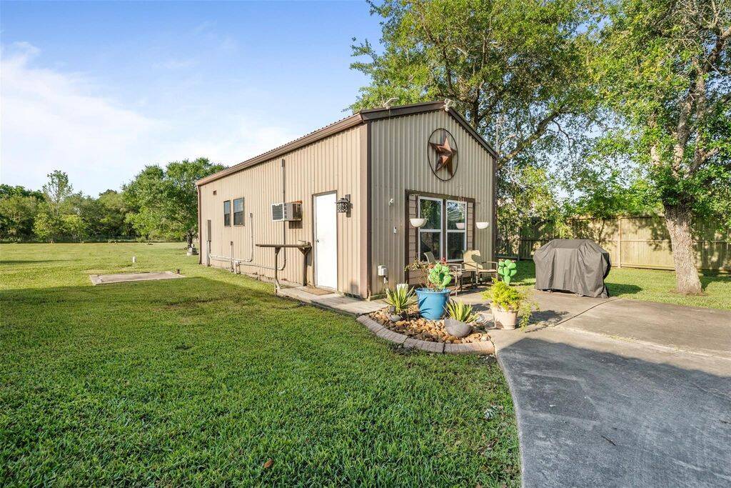 Guest home, own driveway