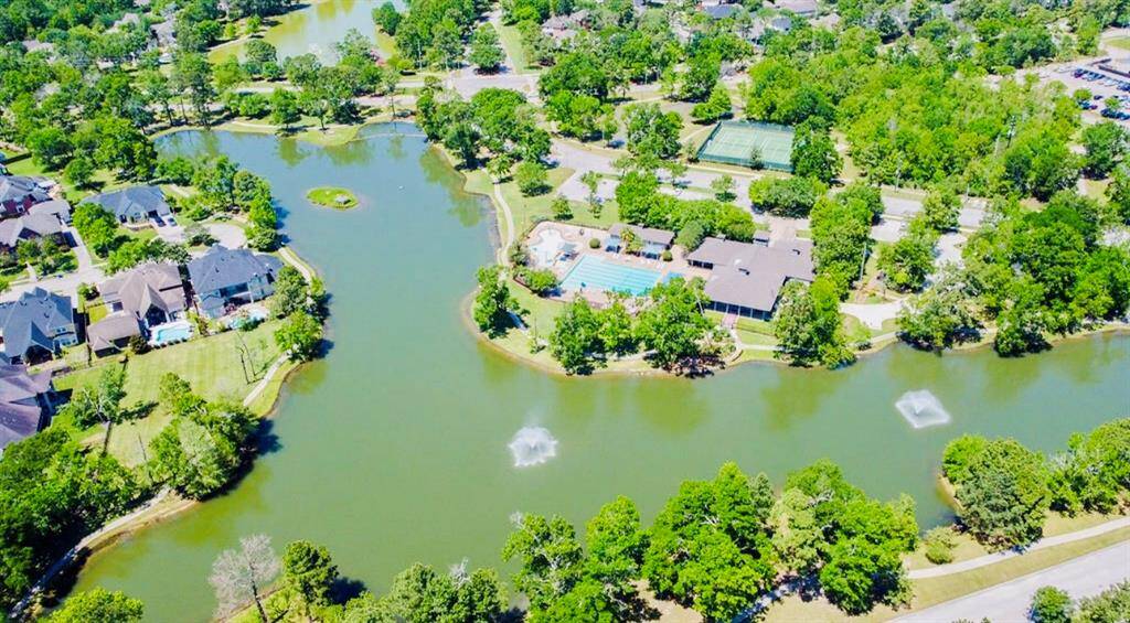 The community has many amenities and lakes!