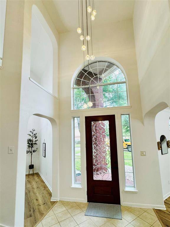 The entry features updated paint, an elegant updated chandelier and nice arched columns and openings! This sophisticated space will be most impressive to your guests!