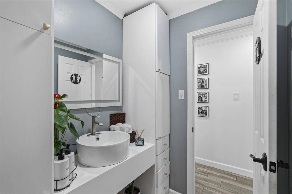 Another view of the secondary bathroom