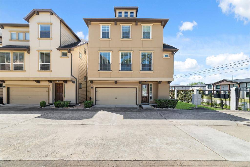 Spacious 3 story 3bed/3.5 bathroom home in gated community in Spring Branch.