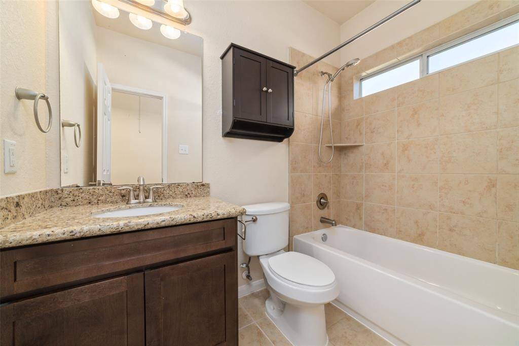 Secondary en-suite bathroom.