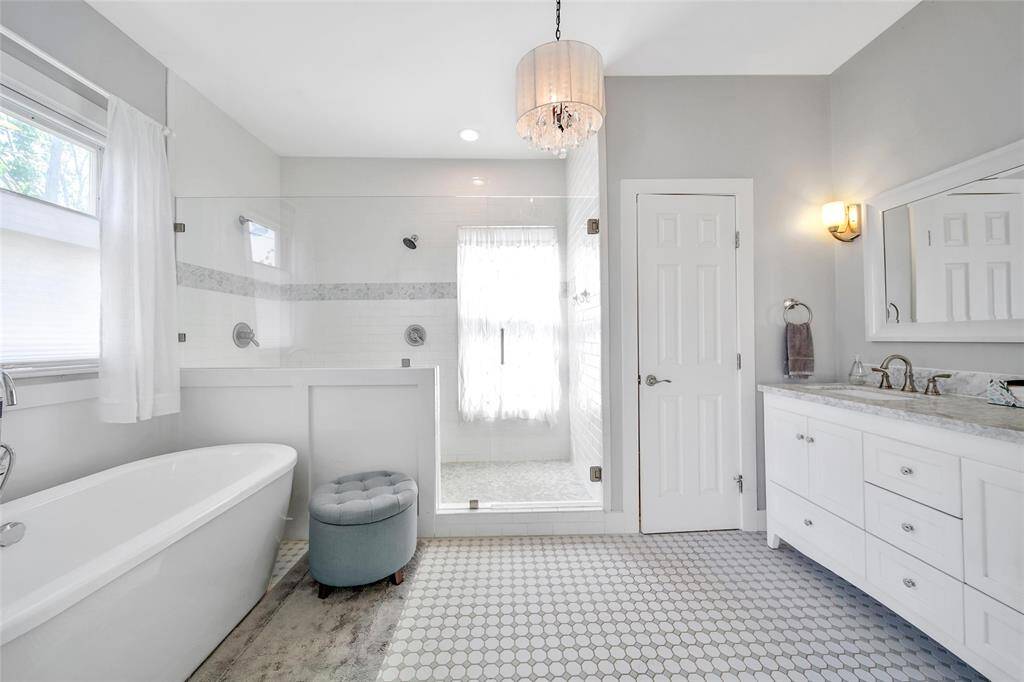 View of primary bathroom :3.