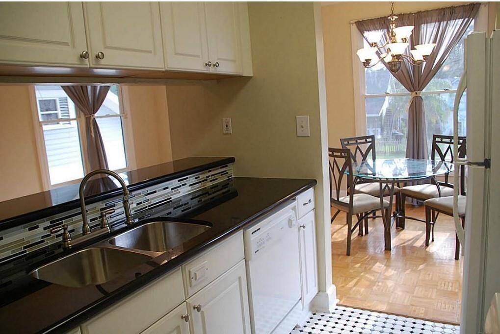 Garage apartment kitchen :2.