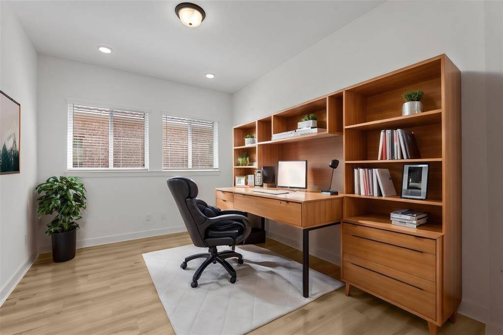 Study with natural light (virtually staged)