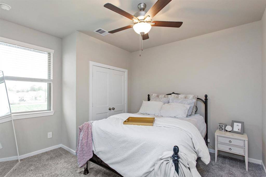 Secondary bedroom.