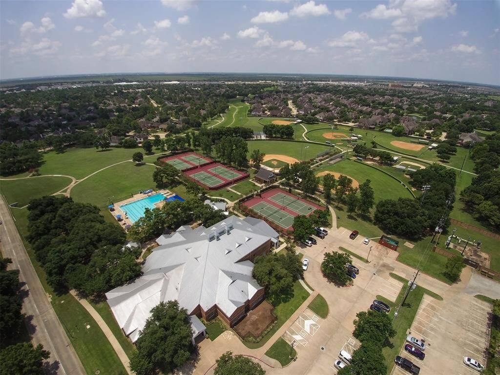 Fairfield is home to a wide array of activities including organized sports teams for baseball, softball, basketball, volleyball and soccer! The athletic club's gym and tennis courts are available to all homeowners year round!
