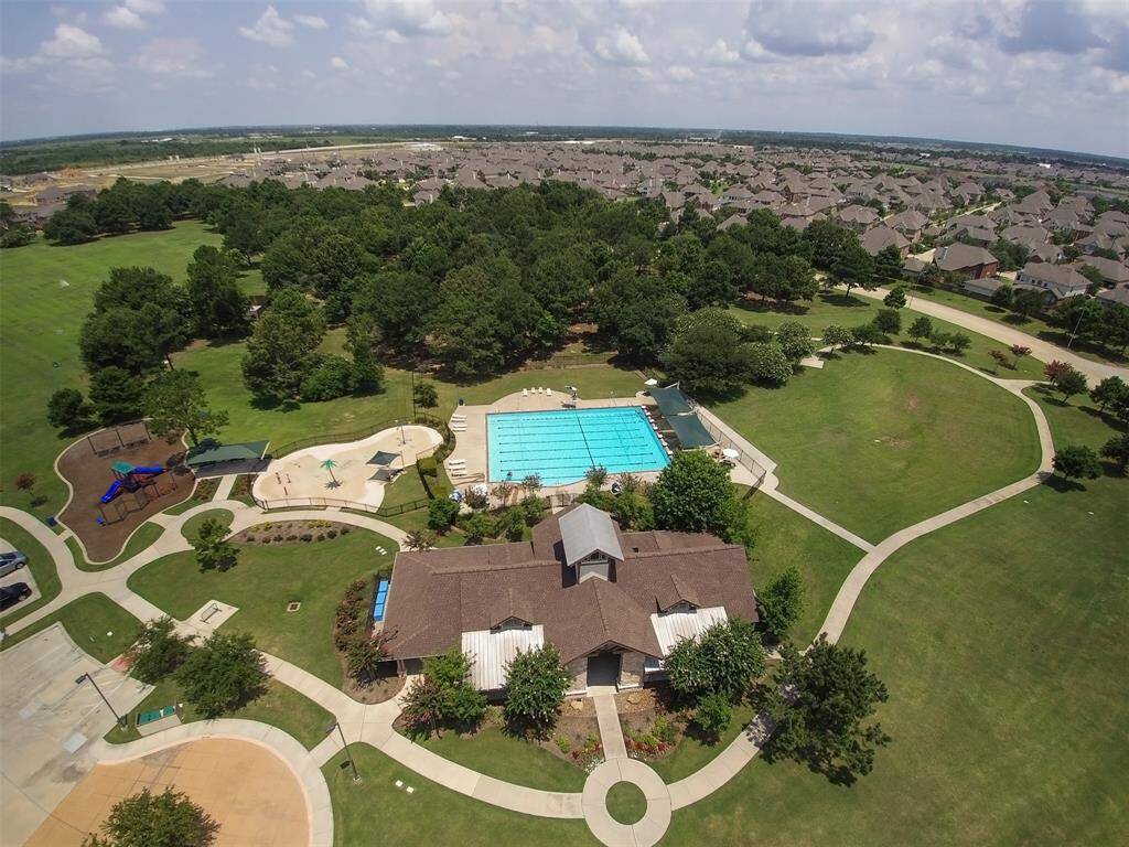 Fairfield also offers miles of walking trails, many lakes, pocket parks, 2 splash pads, 6 swimming pools, a dog park 3 elementary schools, and our own middle school!