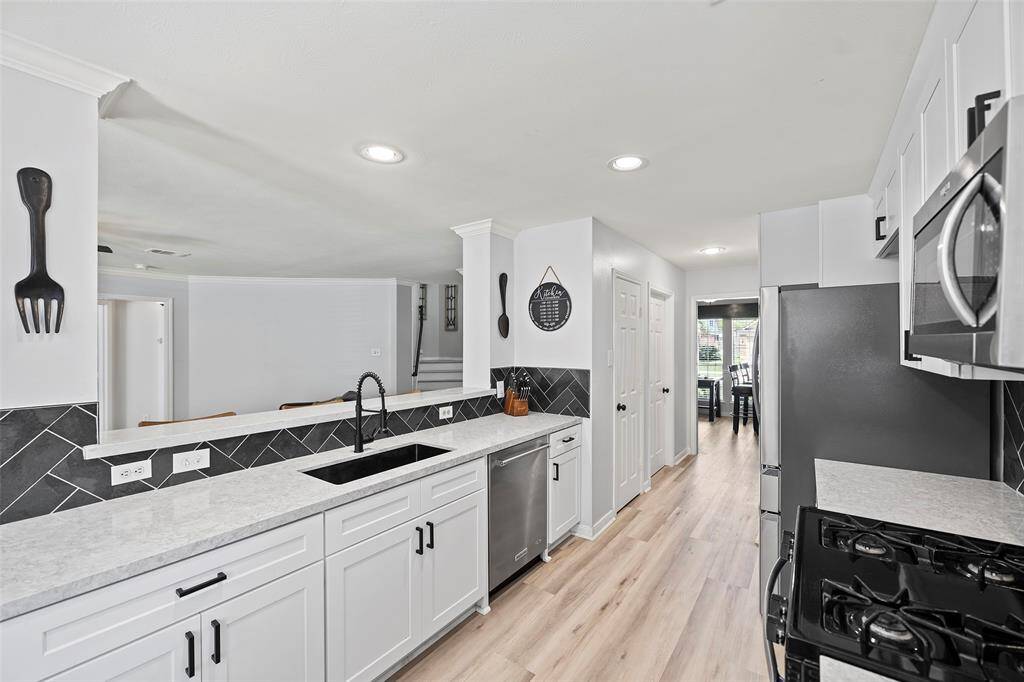 What a wonderful space to be in, from meal preparation to the possibility of rolling out cookie dough for the holidays, or serving up food buffet style!