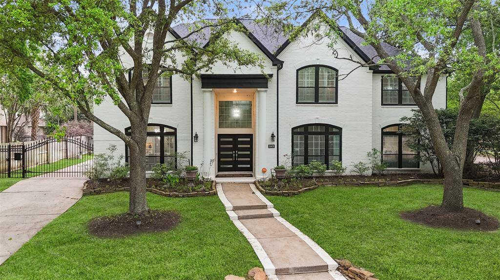 Another view of this gorgeous home in the daylight.