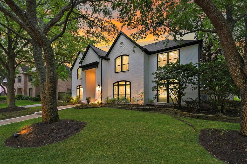 15431 Greens Cove Way....CALL IT HOME!!