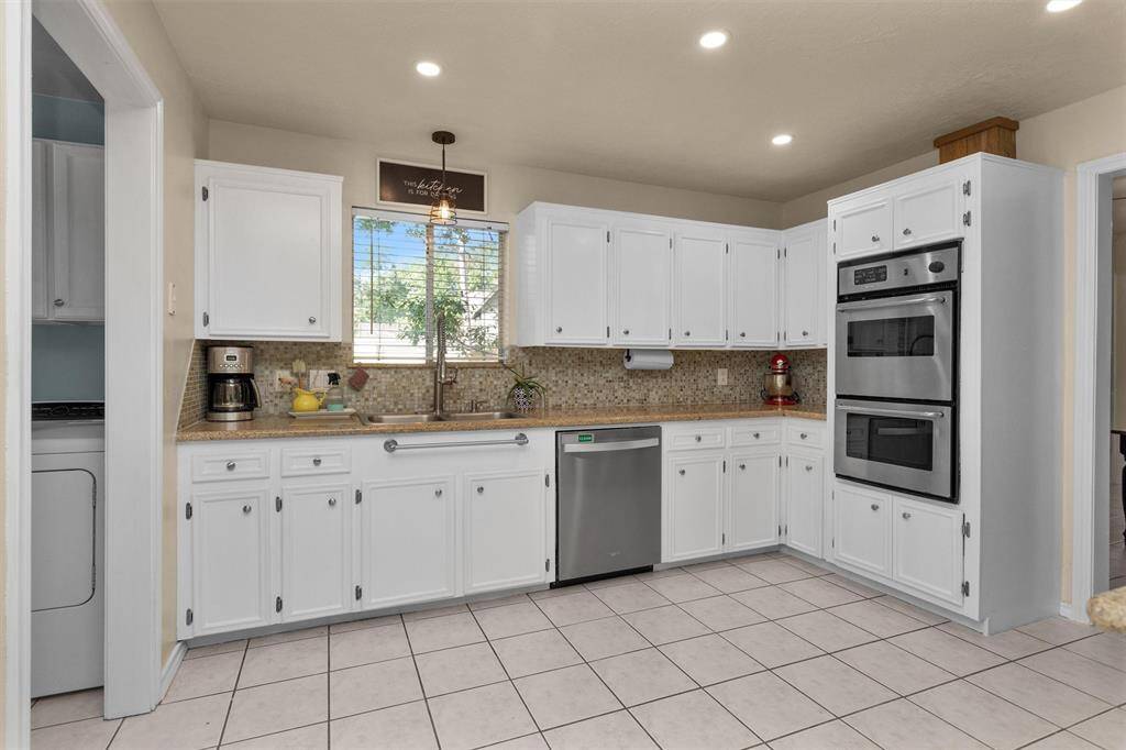 Double electric ovens. SS appliances