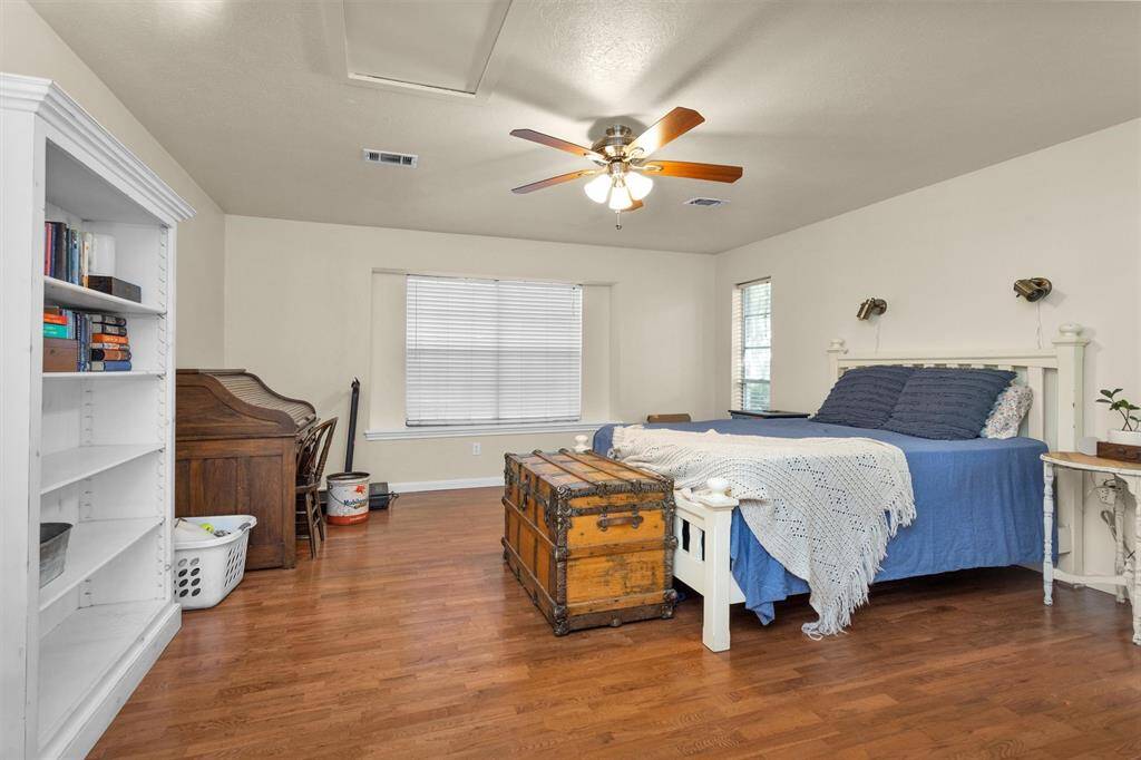 Huge 18x15 primary bedroom