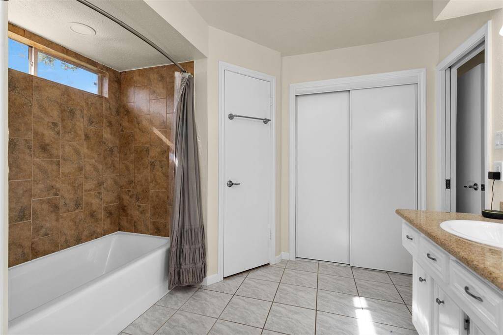 Combined tub shower. Additonal linen closet.